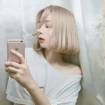 院子里的女人